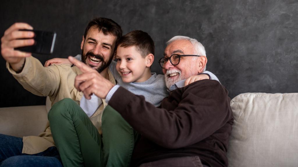 Familia celebrando el día del Padre.