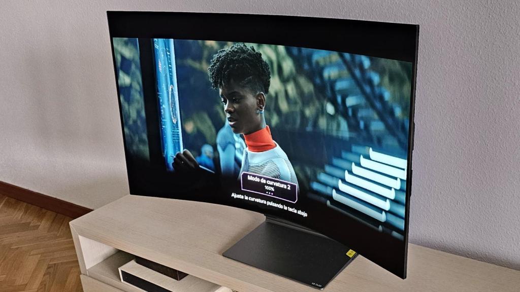 El televisor LG OLED Flex LX3 con la pantalla curva al 100%.