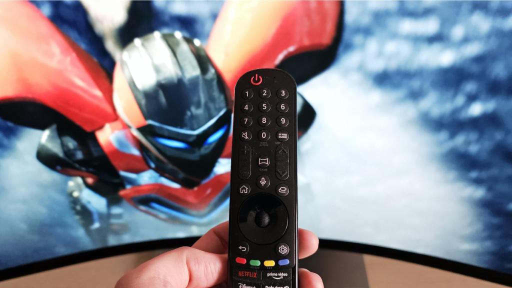 El mando del televisor LG OLED Flex LX3.