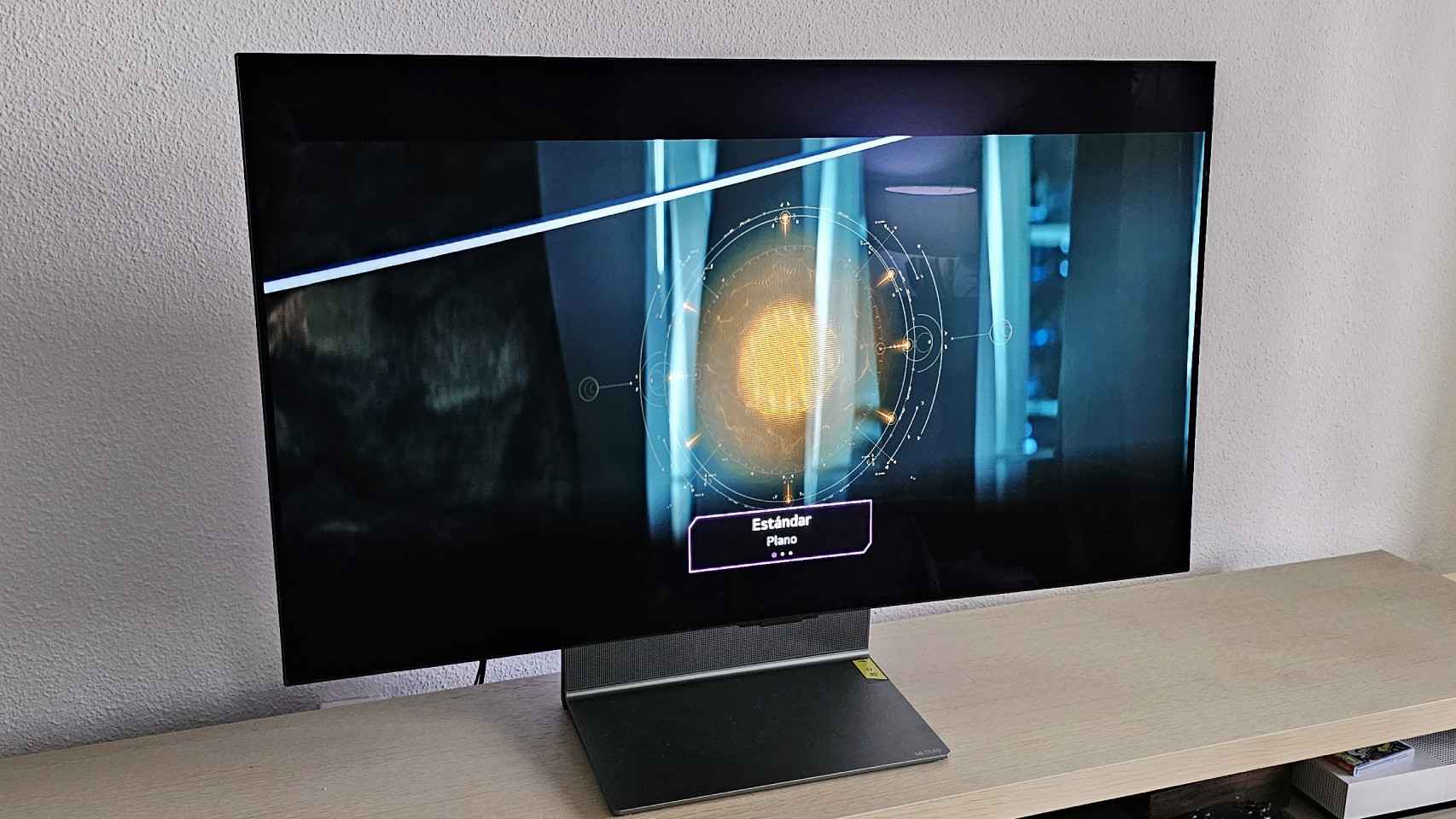 El televisor LG OLED Flex LX3 con la pantalla plana.