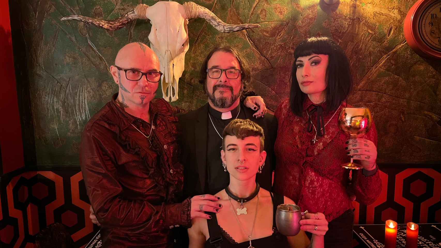 De izquierda de derecha, Luis Pardo, Padre Armander, Bloody Malice y Mistress Minerva, miembros del Spirits Cocktail Bar.