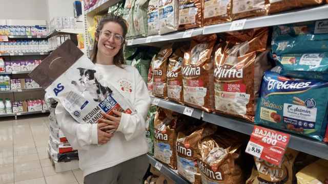 Carmen Barreiro, nutricionista veterinaria, sujetando un pienso de supermercado.