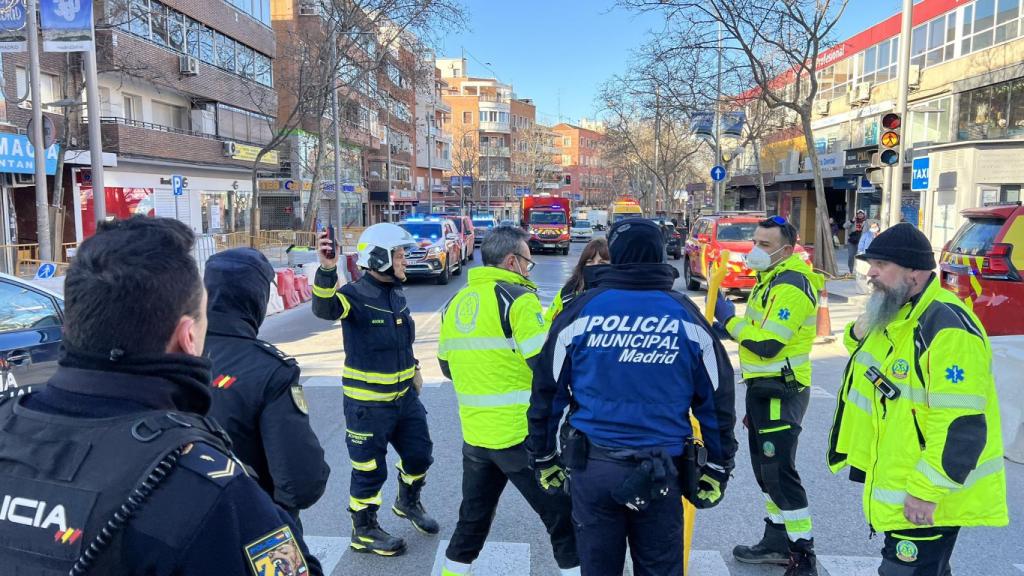 El tráfico en este tramo de la calle Alcalá  se ha cortado para facilitar el movimiento de los vehículos de emergencia.