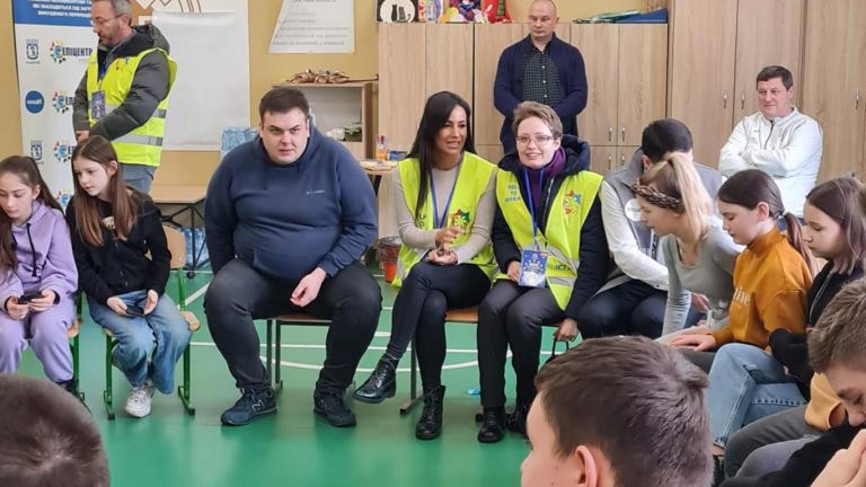 Villacís en su visita a una escuela en Kiev en la que trabaja la ONG Cesal.