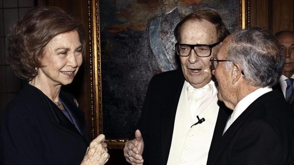 Ramón Tamames junto a la Reina Sofía, durante su acto de ingreso en la Real Academia de Ciencias Morales y Políticas, en enero de 2013.