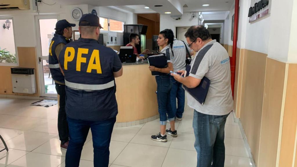 Policía Federal Argentina durante una redada.