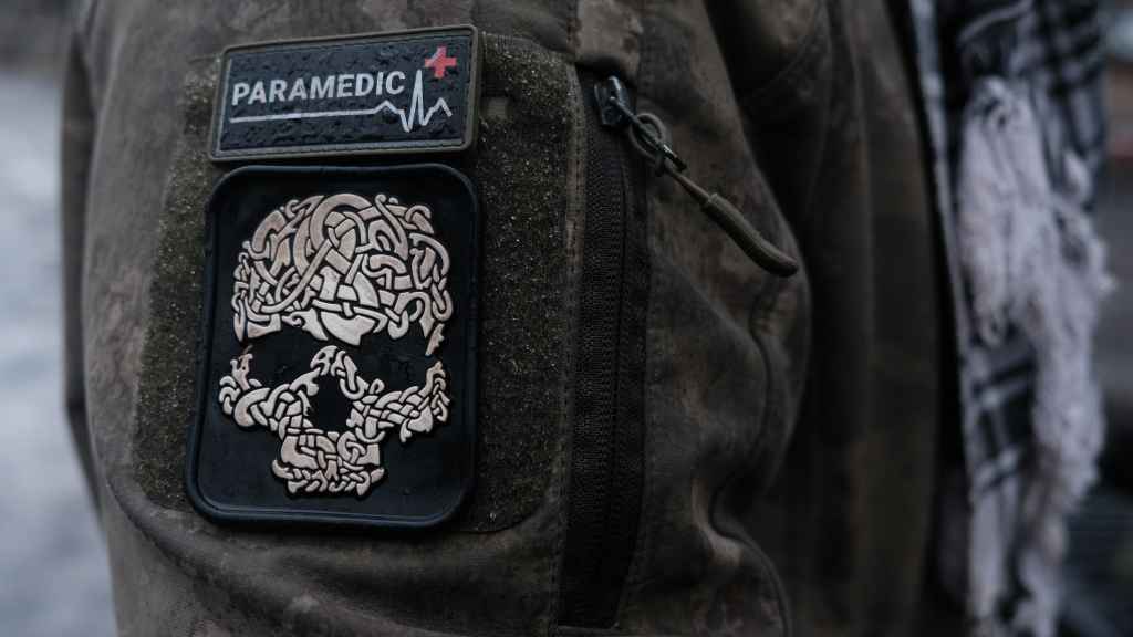 Detalle del parche que lleva este sanitario en la manga de su uniforme militar.
