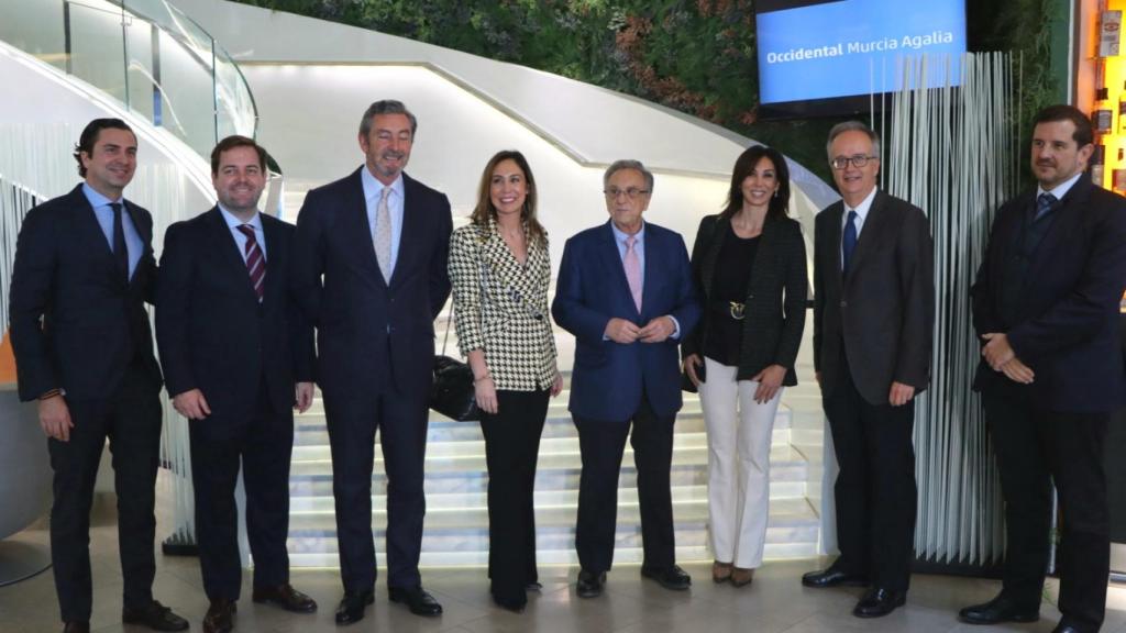 Foto de familia después de firmar el acuerdo entre ambos grupos empresariales, en el Hotel Agalia de Murcia.