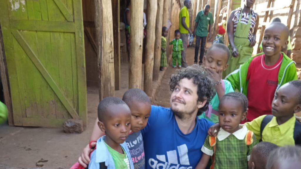 El abogado de Benidorm Jorge García, junto con varios niños en Nairobi.