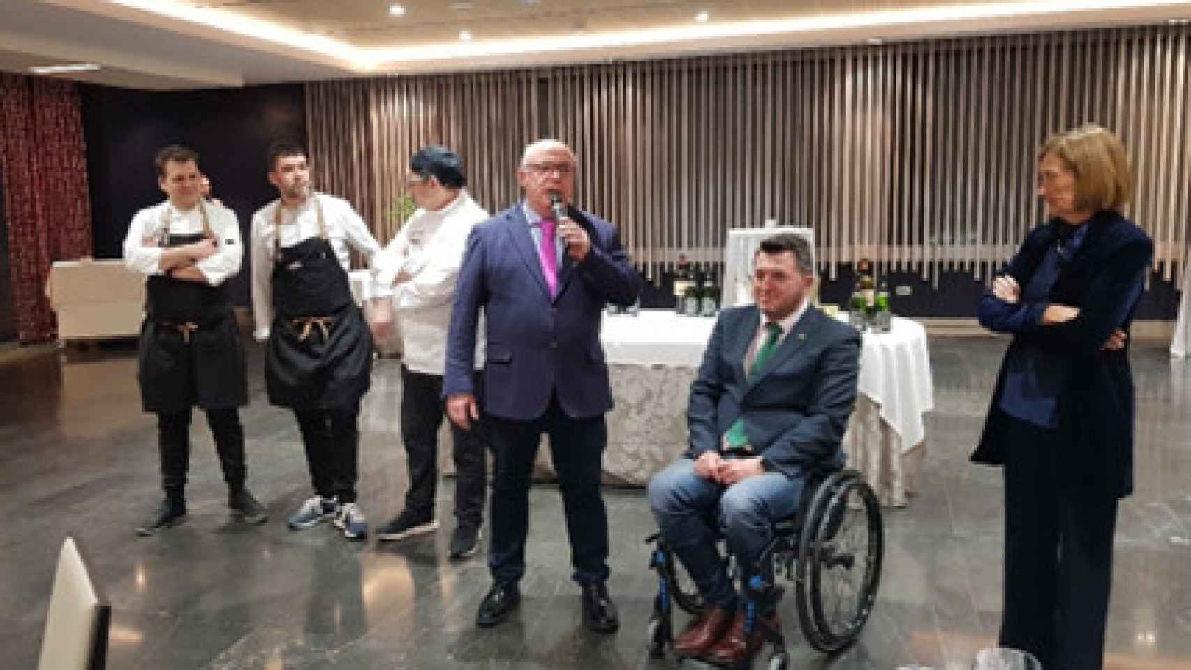 Los tres chefs estrella de la noche, Miguel Angel Benito, presentando el acto, Fran Sardón ,de Aspaym y Lucía Fernández Rivera, CEO del grupo vinícola de Tinto Pesquera