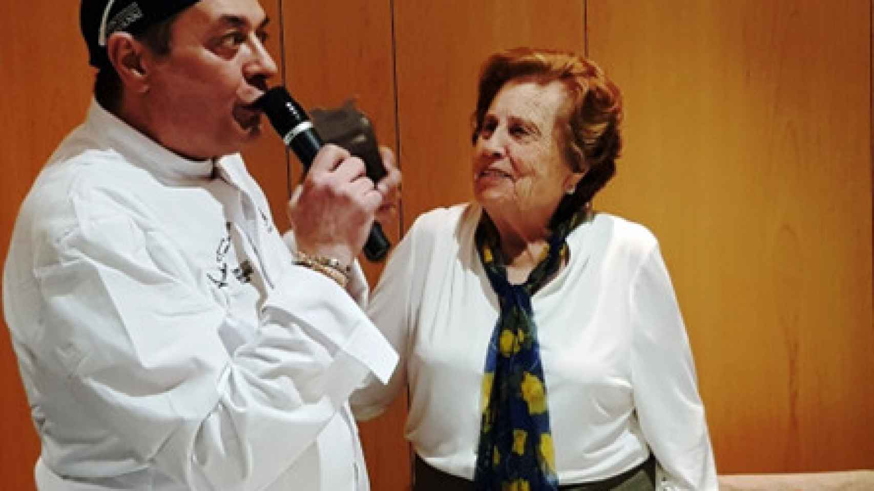 Esperanza Rivera, viuda del gran Alejandro Fernández, junto al chef italiano Andrea Tumbarello. Ambos protagonizaron los momentos más divertidos de la noche.