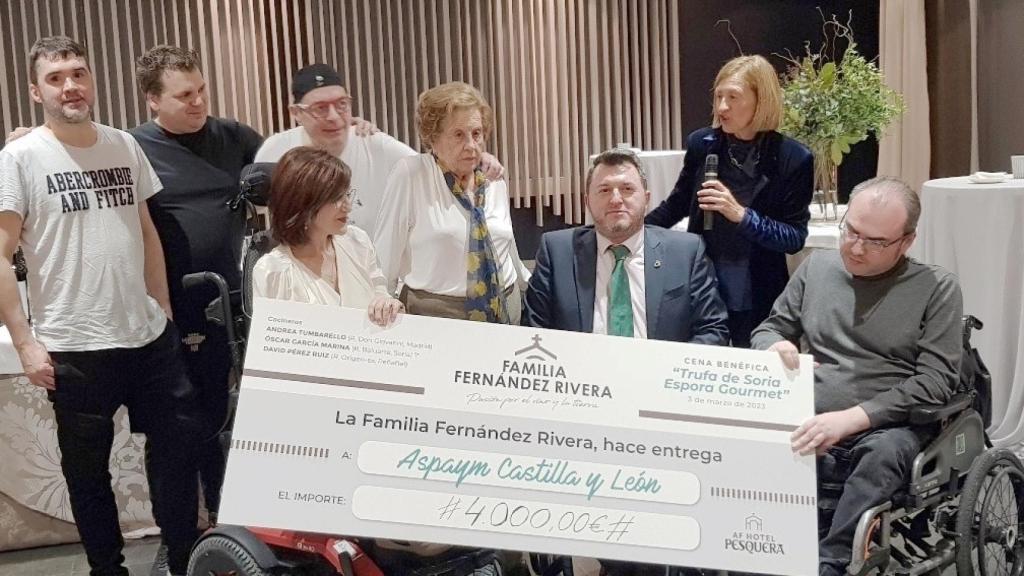 Momento de la entrega de los 4.000 euros a Aspaym CyL