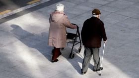 Una pareja de ancianos caminando, en imagen de archivo.
