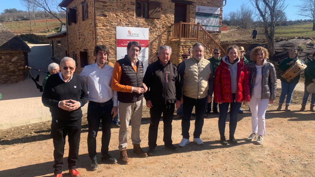 El consejero de Medio Ambiente, Vivienda y Ordenación del Territorio, Juan Carlos Suárez-Quiñones, ha participado hoy en los actos de celebración de la rehabilitación del pueblo de Peón de Arriba