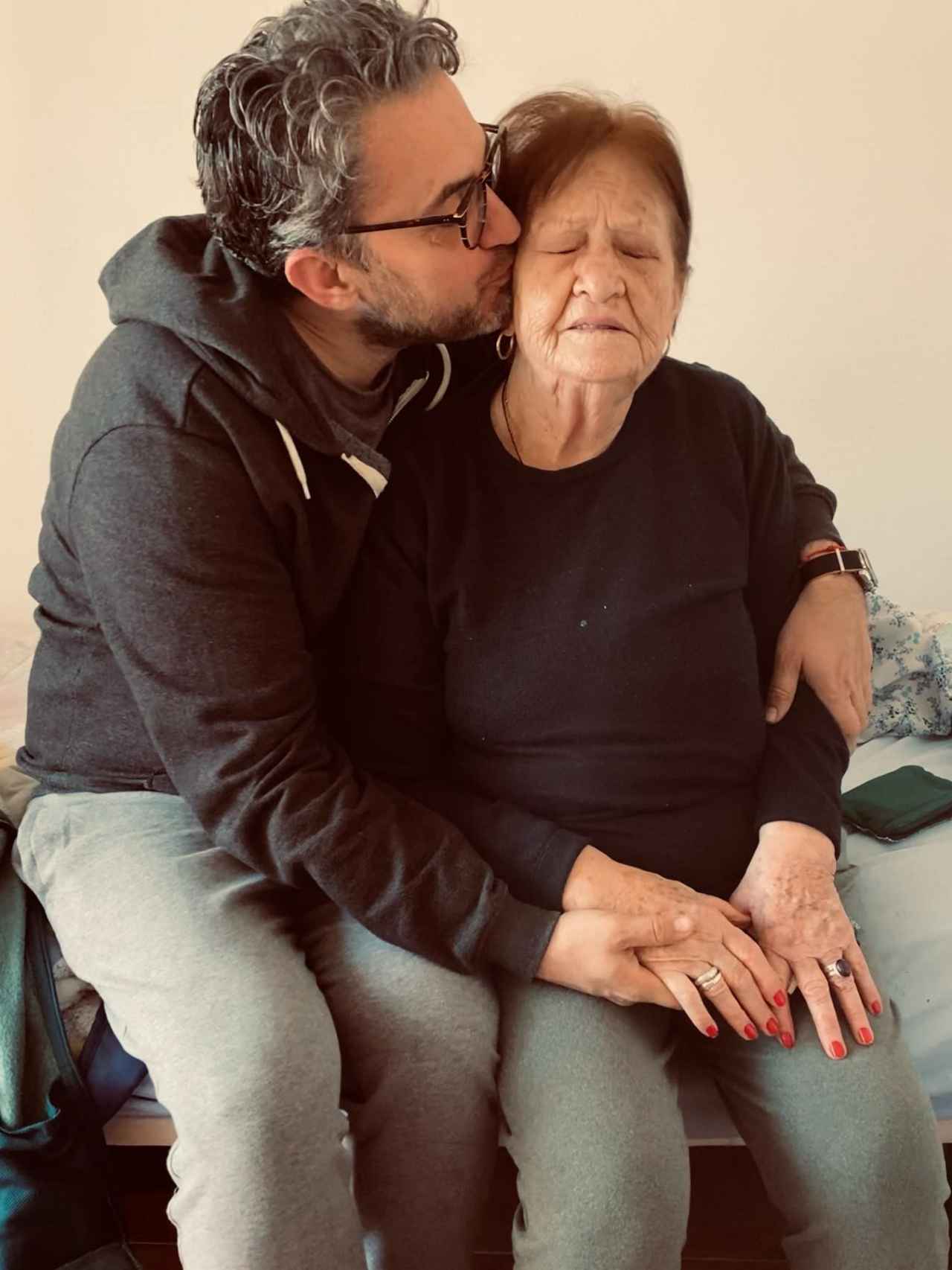 Máximo Huerta y su madre. Una foto compartida por el escritor en sus redes sociales.