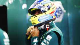 Fernando Alonso en el garaje de Aston Martin en Bahréin