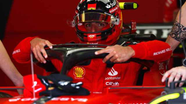 Carlos Sainz en el garaje de Ferrari durante el Gran Premio de Bahréin
