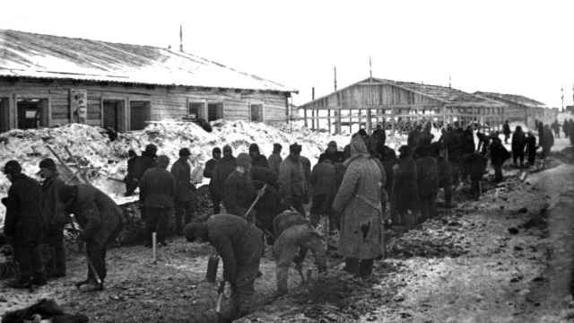 Prisioneros durante la construcción de un gulag.