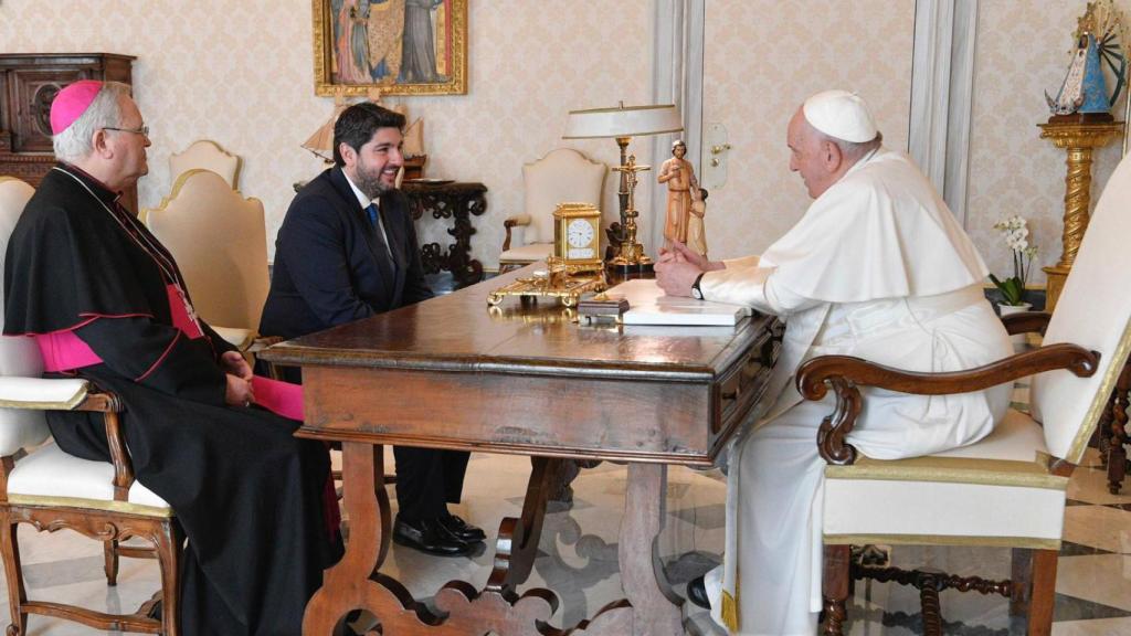 El obispo de Cartagena, José Manuel Lorca Planes, el presidente de Murcia, Fernando López Miras, y el Papa Francisco, este sábado, durante su audiencia en el Vaticano.