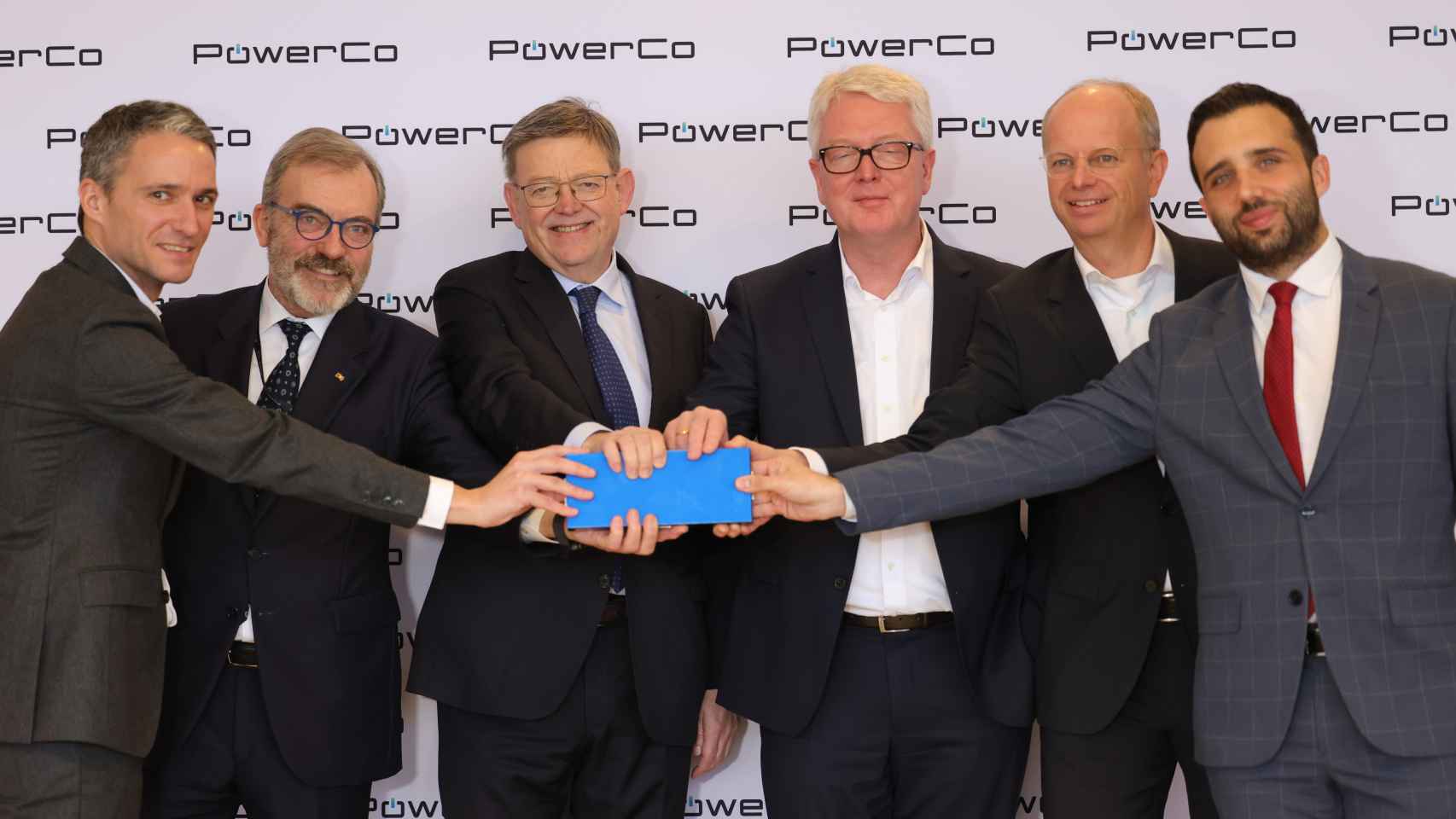 Ximo Puig, junto a dirigentes de Volkswagen con una de las celdas de baterías que se fabricarán en Sagunto. EE