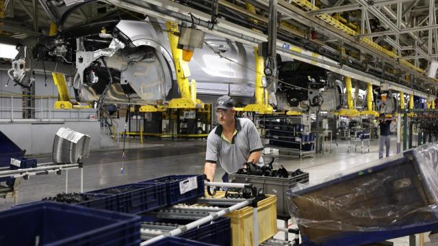 Un trabajador en la planta de Stellantis.