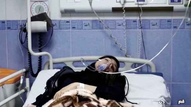 Niña iraní hospitalizada después de ser envenenada con gas en su colegio.