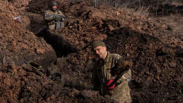 Soldados ucranianos cavan trincheras en los alrededores de Bakhmut.