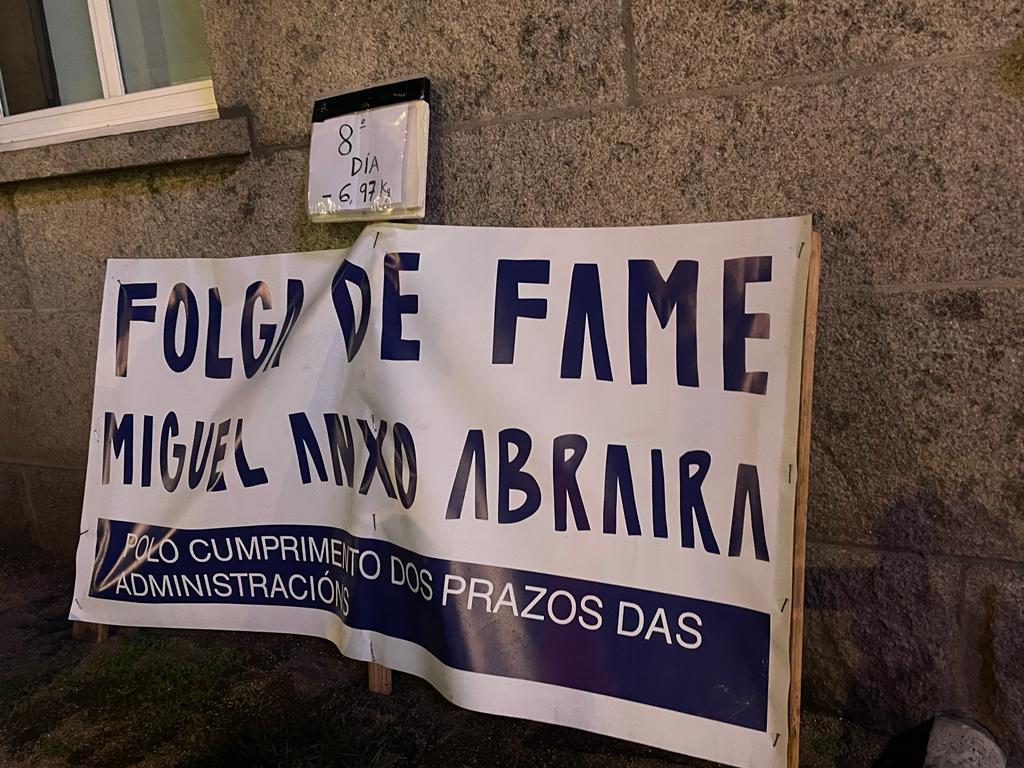 Cartel de Miguel Anxo Abraira situado frente a la Delegación del Gobierno en A Coruña (López).