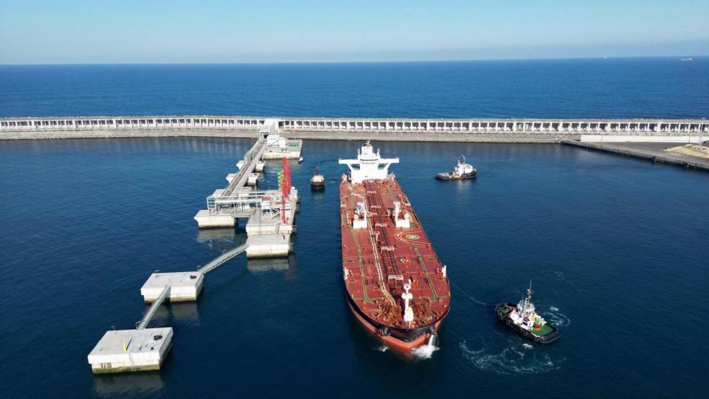 El 'Front Ocelot', en 2023, en el pantalán de Repsol del puerto exterior de A Coruña.