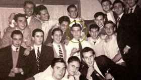 Ramón Tamames, en el centro de la imagen, sujetando una copa, junto a sus compañeros del Liceo Francés, a finales de los años 50.