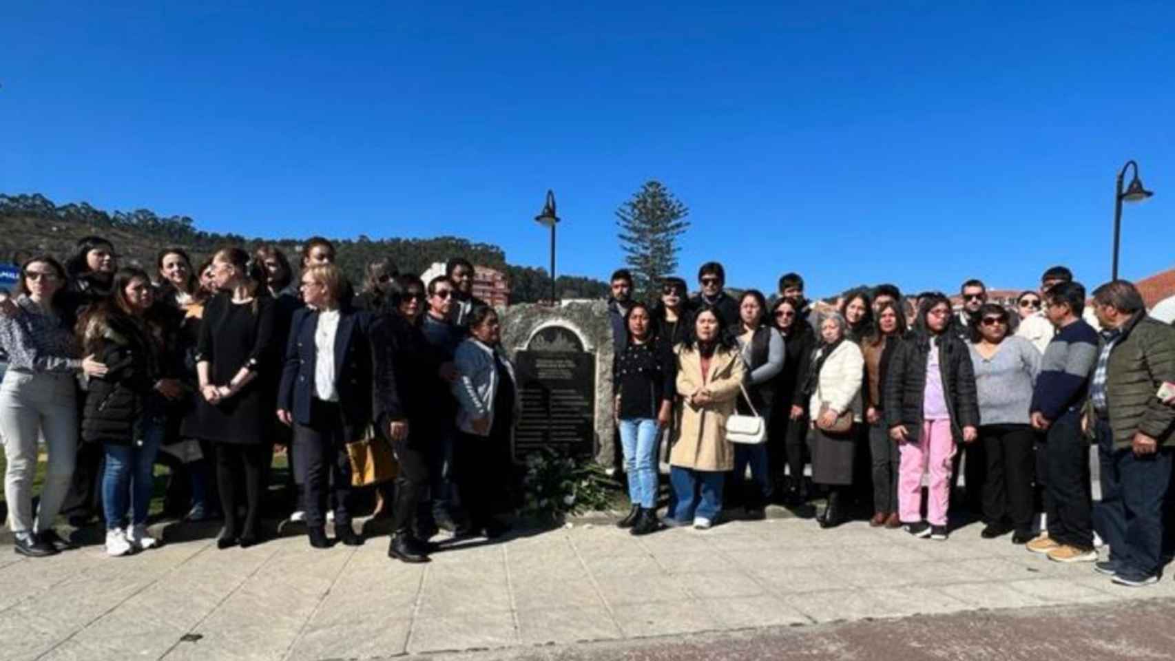 Descubrimiento de la placa en homenaje al Villa de Pitanxo en Cangas.