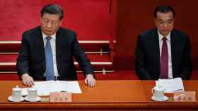 El Presidente chino Xi Jinping (izda.) y el Primer Ministro saliente Li Keqiang (dcha.) en el acto