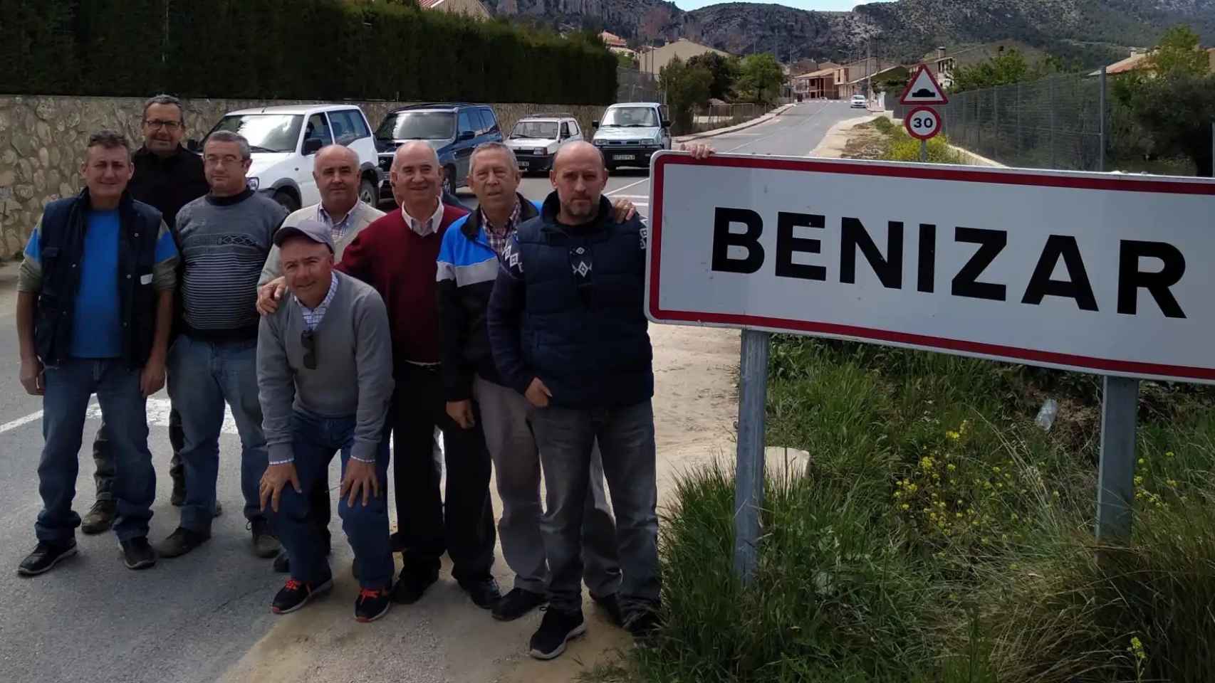 Los vecinos de Benizar junto al cartel de entrada de la pedanía en un reportaje publicado por EL ESPAÑOL en 2019.