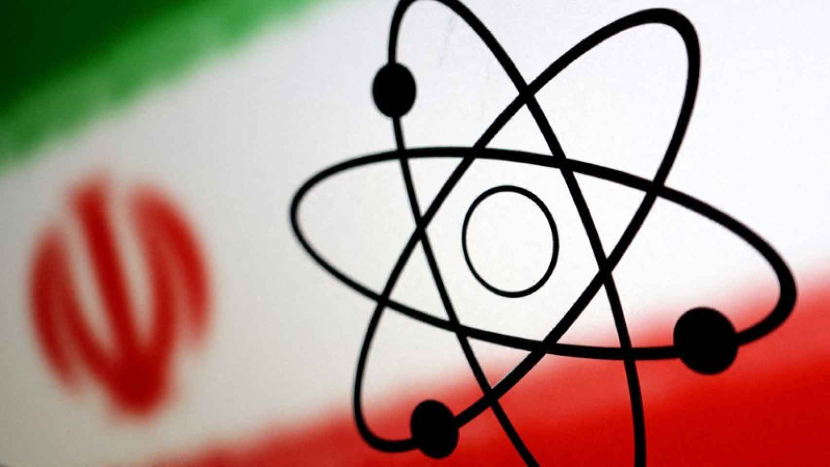 Montaje con el símbolo atómico y la bandera de Irán.
