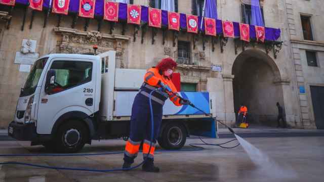 Un trabajador de la adjudicataria de la limpieza de Alicante, en imagen de archivo.