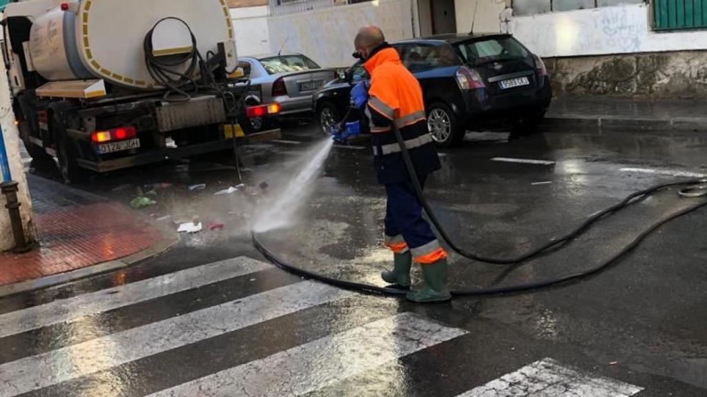 Un trabajador de la adjudicataria de la limpieza de Alicante, en imagen de archivo.