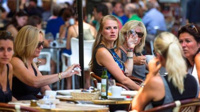 Varias turistas alemanas en una terraza en Valencia, en imagen de archivo.