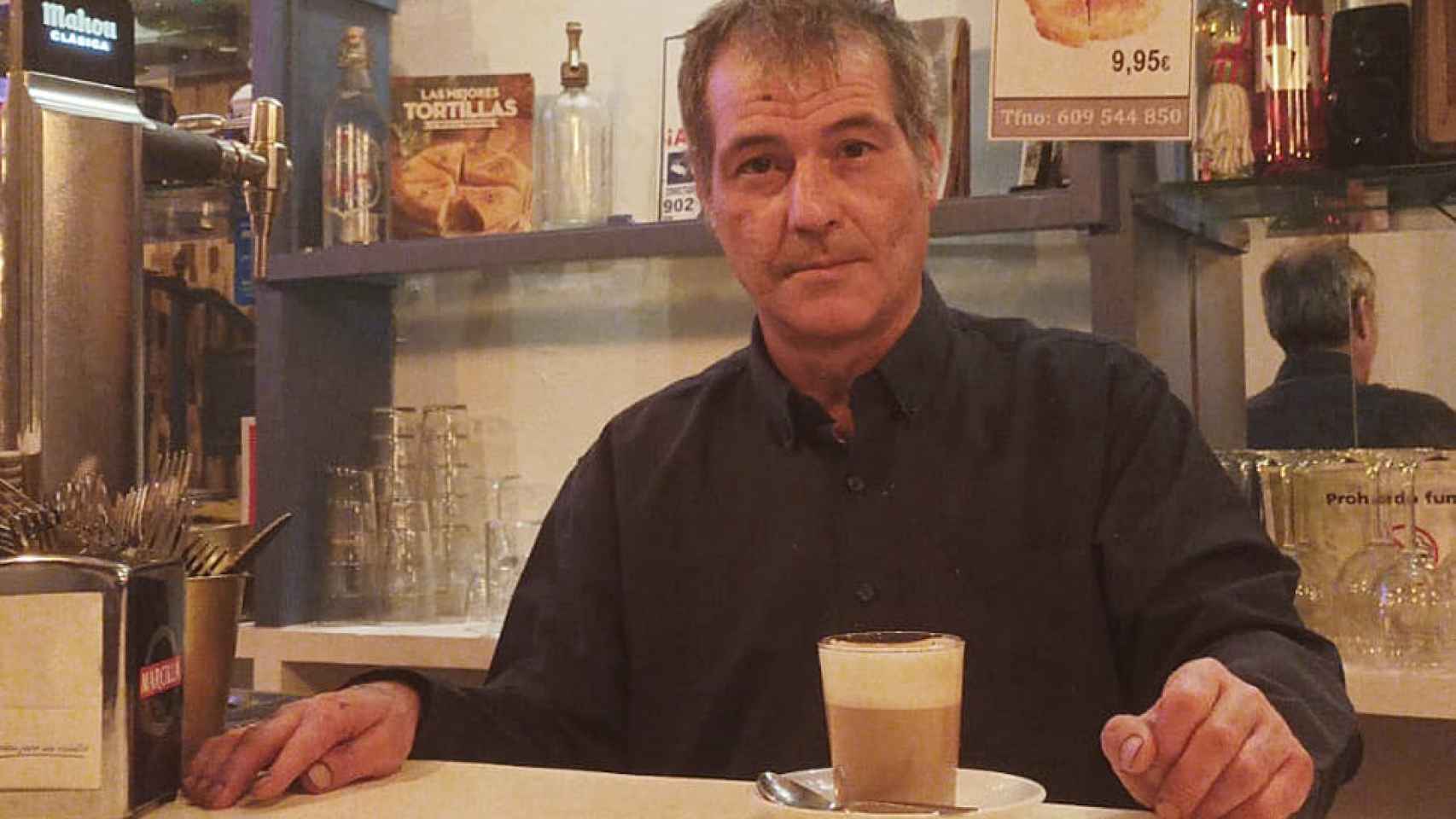 Miguel Ángel con su café a un euro