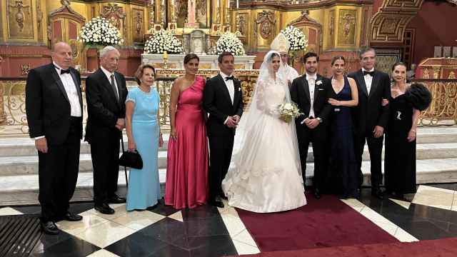 Los recién casados junto a sus padres y abuelos. Entre ellos, Mario Vargas Llosa.