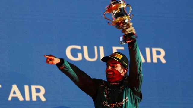 Fernando Alonso, en el podio del Gran Premio de Bahrein 2023