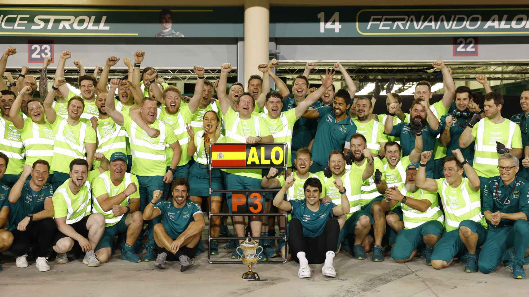 Fernando Alonso, celebrando con el equipo de Aston Martin su podio en el GP de Bahrein 2023 de la F1