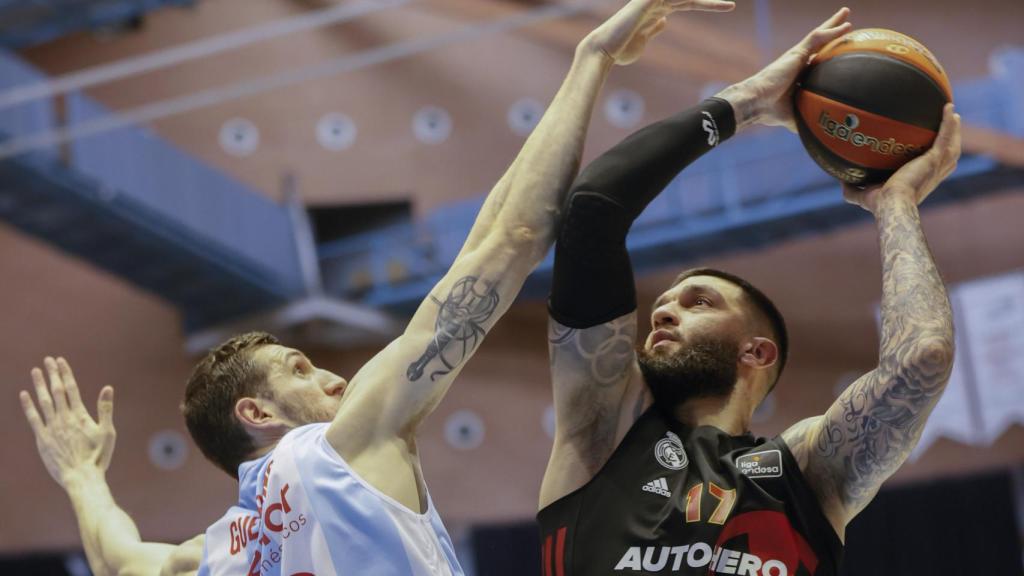 Poirier trata de anotar en el partido ante el Obradoiro.