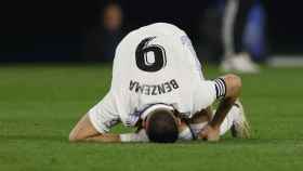 Karim Benzema se duele en el césped tras recibir una falta