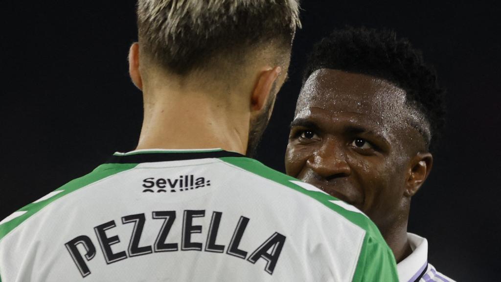 Vinicius Júnior, discutiendo con Pezzella en el Betis - Real Madrid de La Liga 2022/2023