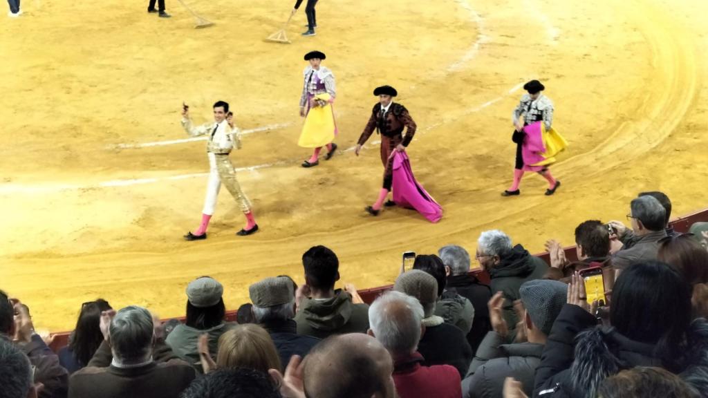 Ángel Téllez luce sus dos trofeos en la plaza de Villaseca de la Sagra.