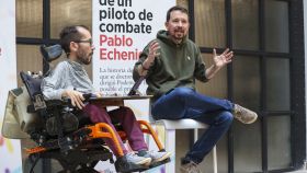 Pablo Echenique y Pablo Iglesias en la presentación del libro del portavoz de Podemos en el Congreso.