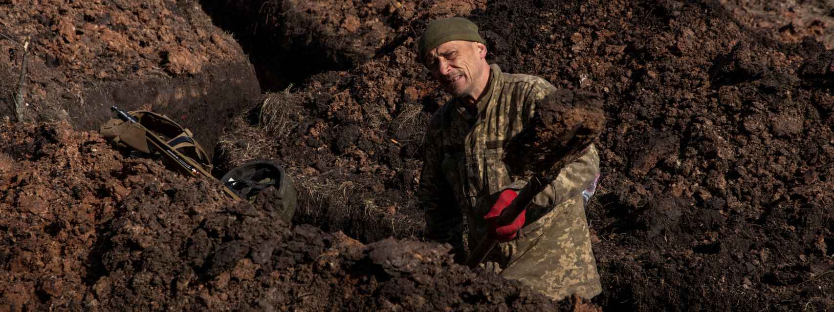 Un soldado ucraniano cava un trinchera en Bajmut.