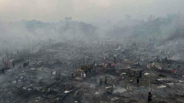 Restos del incendio en el campo de refugiados de Cox's Bazar, en Bangladés.