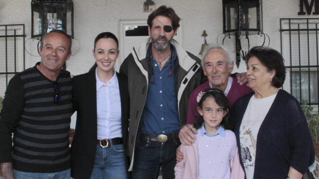 La novillera Verónica Rodríguez, el matador Juan José Padilla y el empresario Pascual Rodríguez, posando en el centro de la imagen en la Finca de la Macarena donde el ganadero ha perdido la vida.