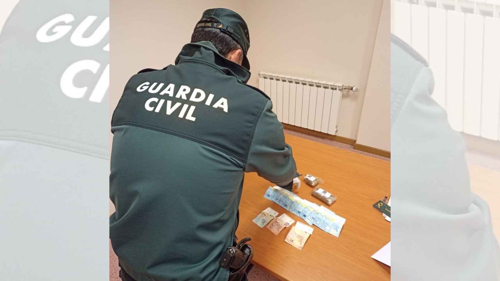 Sustancias y dinero incautado a un detenido en Ourense.